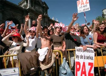 El concierto no supo de edades; niños, padres, novios, amigos, abuelos... la mayoría con un deseo único que pudo verse en miles de pancartas: Paz.