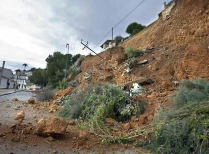 Desprendimiento de la ladera tras el puerto de Xàbia que afectó a un camino, varias viviendas y el tendido eléctrico.