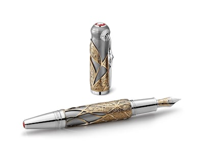 Montblanc ha querido rendir homenaje a los hermanos Grimm en su colección Writers Edition.Cada una de las cuatro ediciones adopta la forma de un bastón de madera, en referencia a la tradición de los cuentacuentos errantes. Además, en el anillo del capuchón está grabado, en alemán, las famosas palabras “había una vez”. Y el clip tiene una forma insólita: al mirarlo de frente, parece una raíz nudosa, pero de lado, revela el perfil facial de los hermanos. Precio: 4.200 euros. www.montblanc.com