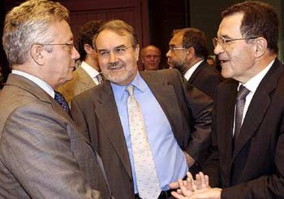 Romano Prodi (a la derecha) habla con Guilio Tremonti en presencia de Pedro Solbes, ayer en Bruselas.
/ EFE