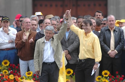 Andrés Manuel López Obrador y Marcelo Ebrard en el cierre de campaña de 2006. 