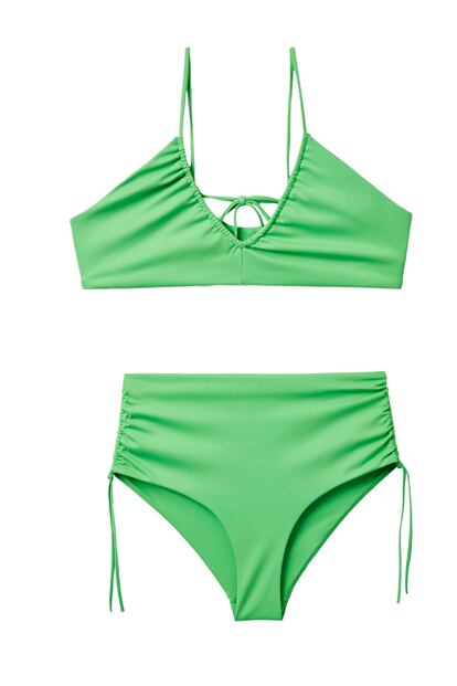Cos está detrás de este bikini verde neón que se ata con detalle de lazada en la espalda.