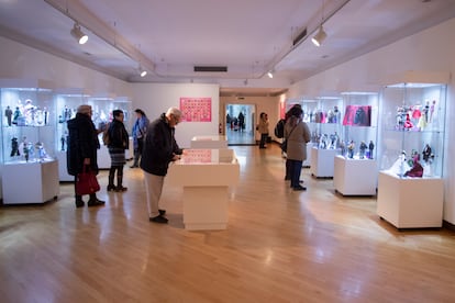 Una de las salas de la exposición Barbie, cine y moda en el Antiguo Hospital de Santa María La Rica en Alcalá de Henares.