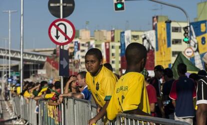 Hinchas brasile&ntilde;os en el estadio Itaquer&atilde;o antes del partido inaugural.