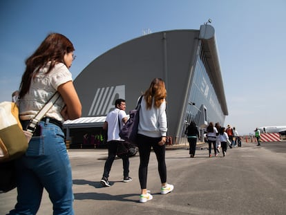 Un grupo de pasajeros se encamina para abordar un vuelo en el Aeropuerto Internacional de Puebla, en una imagen de archivo.