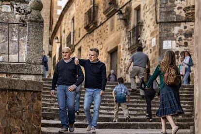 Jose Polo (izquierda) y Toño Pérez, paseando por el corazón de la ciudad vieja de Cáceres.