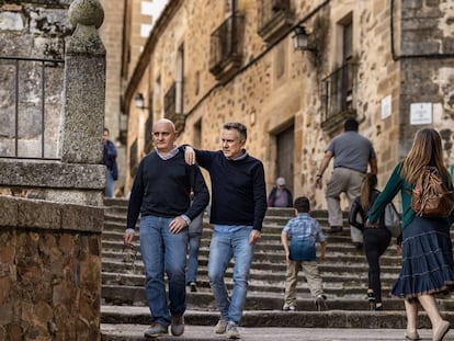 Jose Polo (izquierda) y Toño Pérez, paseando por el corazón de la ciudad vieja de Cáceres.