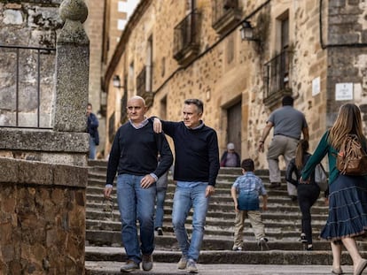 Jose Polo (izquierda) y Toño Pérez, paseando por el corazón de la ciudad vieja de Cáceres.