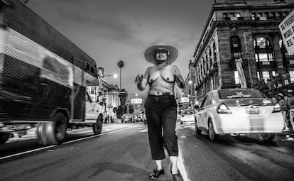 Alfonsina Sandoval de la Asamblea de Mujeres del movimiento, baila al caer la noche en medio de los carriles de la avenida Eje Central en Ciudad de México.