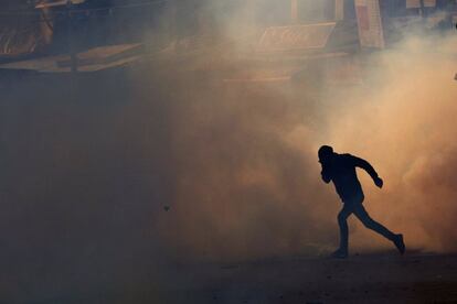 Un manifestante corre bajo una nube de gases lacrimógenos lanzados por la policía para dispersar a los cachemires durante una protesta contra el Gobierno indio en Srinagar, Chachemira.