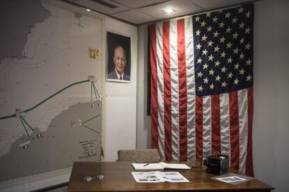 Una bandera estadounidense y un retrato de Eisenhower cuelgan en la sala de mandos de un túnel militar excavado bajo el Peñón de Gibraltar.