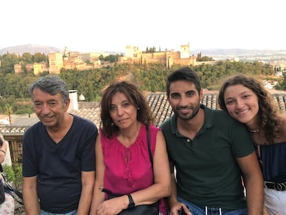 Imagen reciente cedida por la familia de Vicenta, fallecida el pasado 5 de enero, junto a su marido, Isidro (izquierda), y sus hijos Raúl y Paula