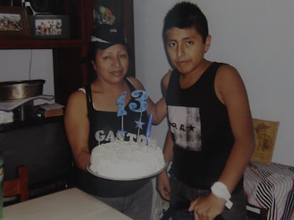 <span >Gastón en su cumpleaños de 13 años, junto a su mamá Flora. Foto de la familia, distribuida por La Garganta Poderosa.</span>