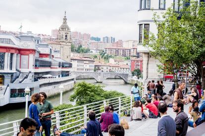 Terraza de Perro Chico, en Bilbao La Vieja.