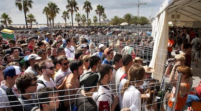 Miles de jóvenes colapsan los accesos al cámping del Arenal Sound en Burriana.