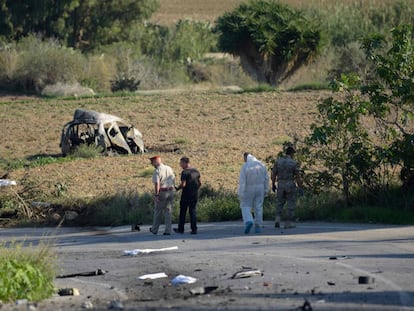 A polícia e especialistas forenses no local da explosão em 16 de outubro.