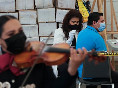 Uma mulher toca violino num posto de vacinação de Los Angeles.