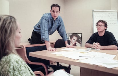 ¿Camisas arremangadas y empleados en camiseta? Estamos, claramente, en la redacción de una revista de estilo. Es la difunta 'Details', el que está en pie es su director Dan Peres y corría el año 2000.