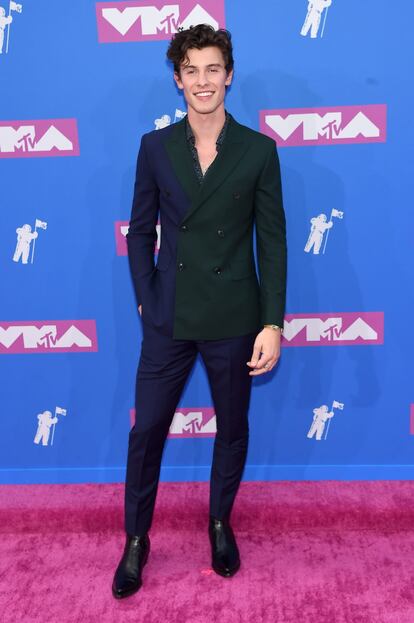 Shawn Mendes, con traje de Paul Smith.