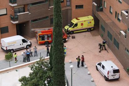 Interior de la urbanización en la avenida del Pinar 35, en Alcorcón, donde vive la auxiliar de enfermería infectada por ébola. EFE/Archivo