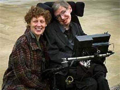 Stephen Hawking, junto a su esposa, Elaine Mason.