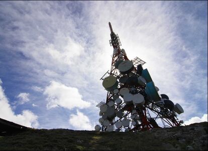 Torre de comunicaciones en la Higa de Monreal, en Navarra.