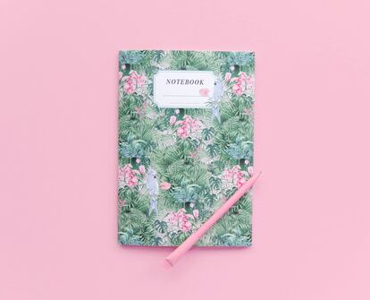 Cuadernos de tapas estampadas con motivos vegetales, cacatúas, palmeras y flores exóticas pintadas a mano en acuarela que serán capaces de teletransportarte inmediatamente a tus vacaciones de verano. Son también de Save the date (12 euros).