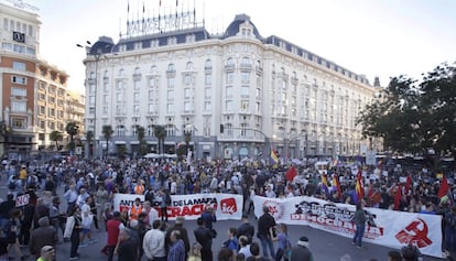 Unos 3.000 manifestantes marchan por las calles del centro de Madrid desde pasadas las seis de la tarde en una protesta de la Coordinadora 25S contra la investidura de Mariano Rajoy, con abundantes c&aacute;nticos hacia los dirigentes del PSOE, considerados &ldquo;traidores&rdquo;, especialmente Felipe Gonz&aacute;lez y Susana D&iacute;az