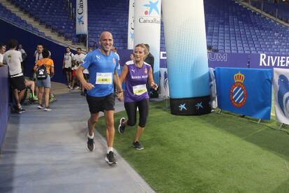 Laura Sagré y David Sabatés en una carrera solidaria en el campo del RCD Espanyol de Barcelona.