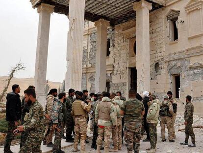 Soldados del Ejército sirio tras un combate en la ciudad de Palmira.