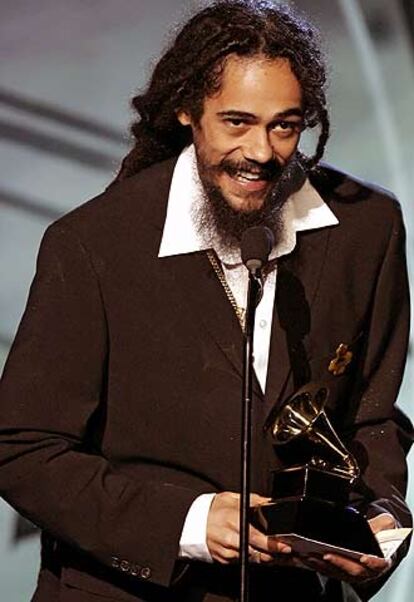 Es Damian Marley, hijo de Bob Marley, la estrella que difundió el <i>reggae</i> por el mundo. Esta noche ha ganado el premio al mejor disco de grupo <i>reggae</i> por su trabajo, que se llama <i>Welcome To Jamrock</i>.