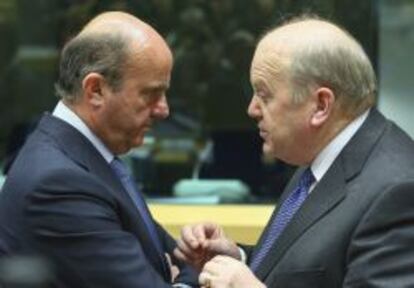 Luis de Guindos, con su hom&oacute;logo irland&eacute;s, Michael Noonan, al inicio de la reuni&oacute;n del &uacute;ltimo Ecofin.