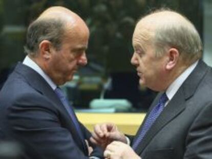 Luis de Guindos, con su hom&oacute;logo irland&eacute;s, Michael Noonan, al inicio de la reuni&oacute;n del &uacute;ltimo Ecofin.