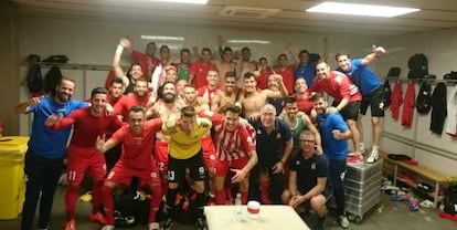 Los jugadores del Girona celebran su triunfo. 