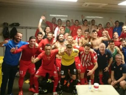 Los jugadores del Girona celebran su triunfo. 