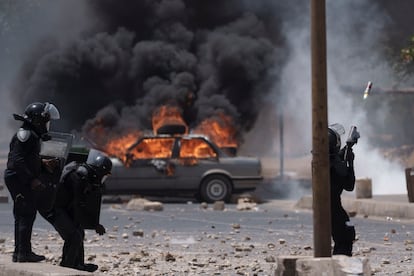 Policía antidisturbios lanza gas lacrimógeno a los manifestantes en el campus de la Universidad Cheikh Anta Diop en Dakar, este jueves.