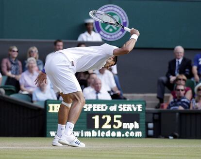 Nole reacciona golpeando su raqueta contra el suelo durante un partido de tercera ronda en Wimbledon frente al chipriota Marcos Baghdatis, en el All England Lawn Tennis Club, en Londres (Reino Unido), el 25 Junio ​​de 2011.