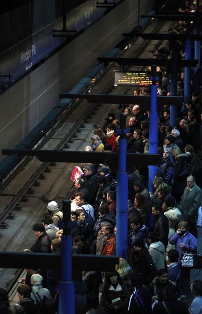 Estación de Metro de Príncipe Pío. En todas las estaciones permanecerá abierto, como mínimo, un vestíbulo y sus correspondientes accesos, siendo éste el que diariamente permanece abierto hasta la finalización del servicio.