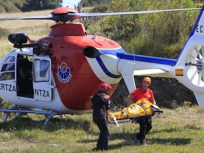 Miembros del equipo de rescate trasladan este domingo a la mujer fallecida al caer por un acantilado en Muskiz. 