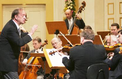 El director Nikolaus Harnoncourt conduce a la Orquesta Filarmónica de Viena hoy en Salzburgo.