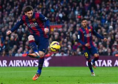 Lionel Messi y, al fondo, Neymar.