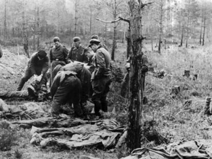 Imagen tomada en 1943 de las fosas comunes de Katyn, en el municipio ruso de Smolensk.