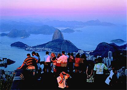 Brasil es uno de los países más promocionados por los mayoristas para este verano. En la fotografía, un grupo de turistas en el mirador de la bahía de Río de Janeiro, con el Pan de Azúcar, un cerro testigo, al fondo.