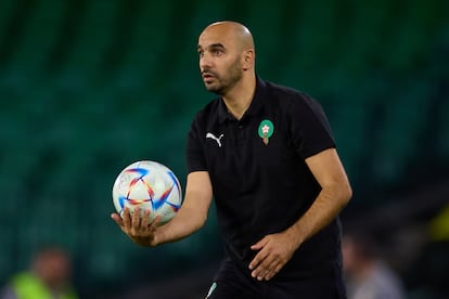 Walid Regragui, entrenador de Marruecos, observa durante un partido amistoso entre Paraguay y Marruecos en el Estadio Benito Villamarín el 27 de septiembre de 2022 en Sevilla, España.