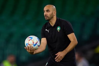 Walid Regragui, entrenador de Marruecos, observa durante un partido amistoso entre Paraguay y Marruecos en el Estadio Benito Villamarín el 27 de septiembre de 2022 en Sevilla, España. 