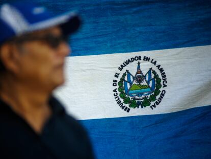 Un hombre frente a una bandera de El Salvador, en diciembre pasado.