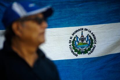 Un hombre frente a una bandera de El Salvador, en diciembre pasado.