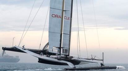 El BMW Oracle ha entrenado con su trimarán hoy en aguas valencianas.