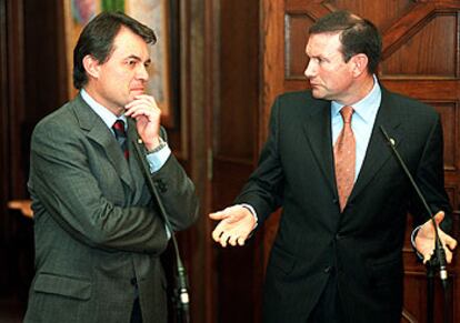 Artur Mas, a la izquierda, y Juan José Ibarretxe, tras la entrevista que mantuvieron ayer en Ajuria Enea.