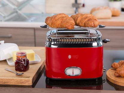 Tostadora de color rojo calentando croissants.